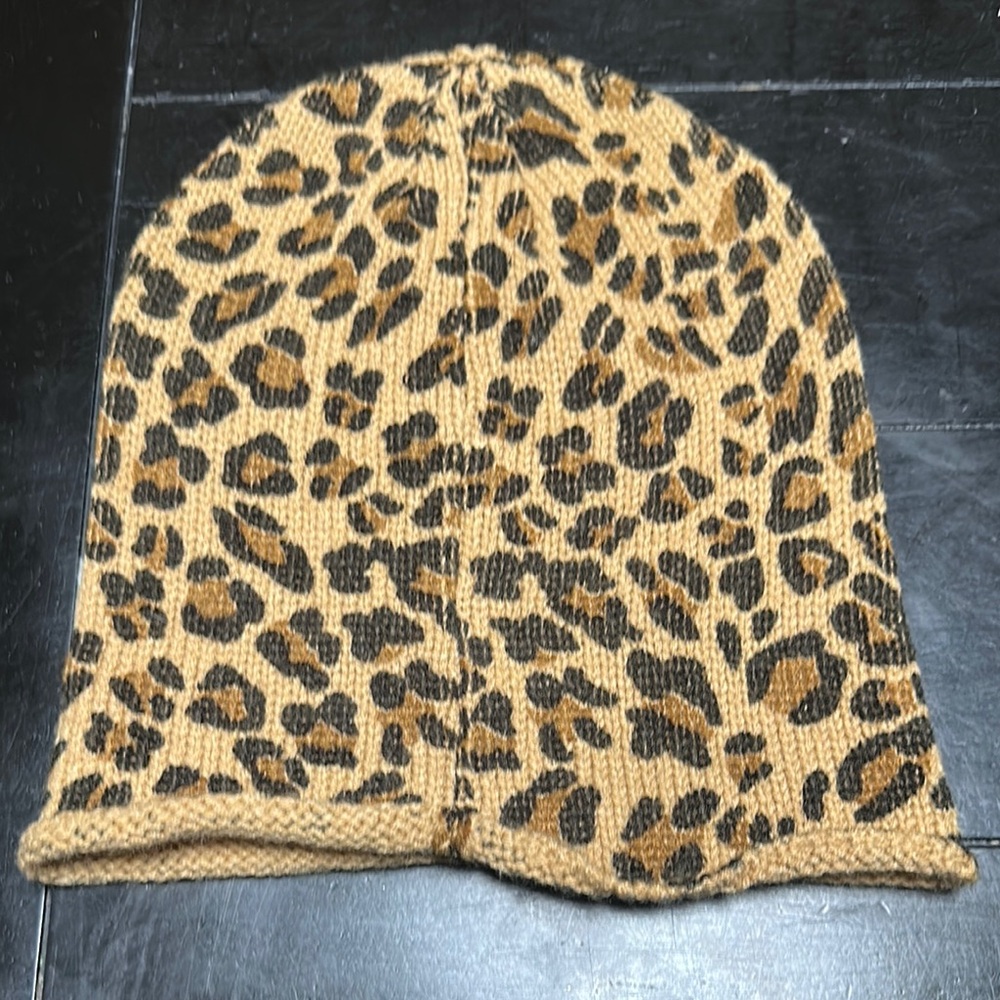 Chic Leopard Patterned Knit Hat